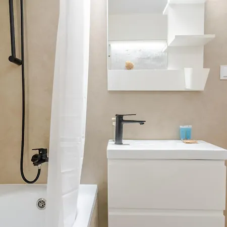 Apartament Downtown By Bookinghost