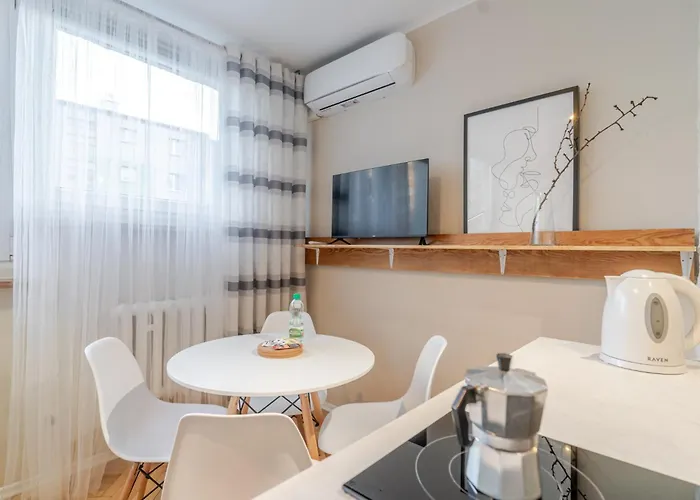 Downtown By Bookinghost *